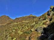 24 Salendo con vista verso la Cima di Mezzeno